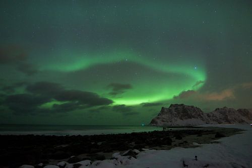 Nordlicht als Vorhang über norwegischem Strand