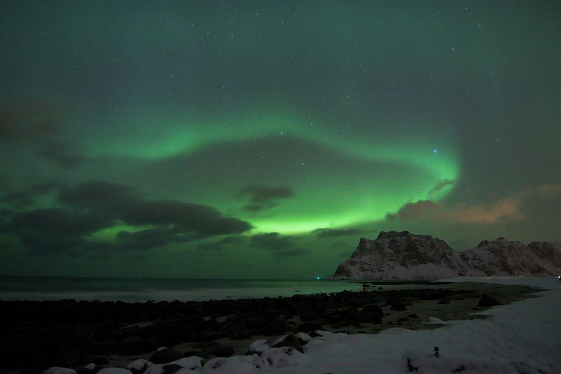 Nordlicht als Vorhang über norwegischem Strand von Hannon Queiroz
