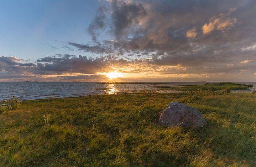 Landschap, zonsondergang in Estland van Marcel Kerdijk