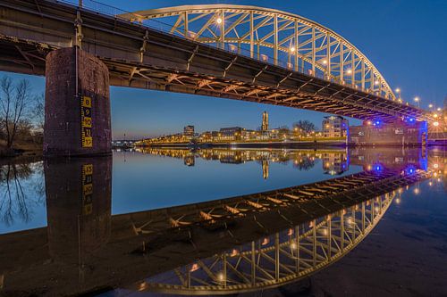 Vitesse Kleuren op de Jhon Frostbrug