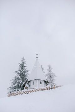 L'église blanche dans le monde enneigé sur Marika Huisman fotografie