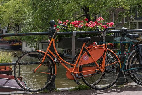 Fiets langs de grachten van amsterdam