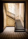 Verlassene Treppe im dunklen Raum. von Roman Robroek – Fotos verlassener Gebäude Miniaturansicht
