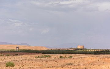 Uitzicht  Sahara woestijn (Erg Chegaga -Marokko) van Marcel Kerdijk