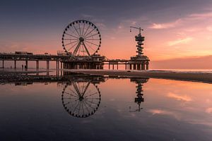 Scheveningen Pier spiegelt sich im Wasser