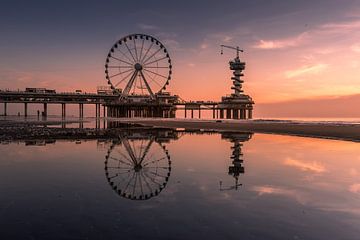 Scheveningen Pier spiegelt sich im Wasser von KB Design & Photography (Karen Brouwer)
