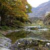 Vieux pont en miroir dans un lac des Pyrénées en automne sur My Footprints