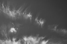 Clouds #4 -Unieke wolkenlucht in zwart-wit van FUNKYPIX