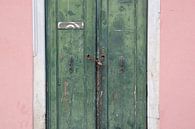 Groene deuren en een roze muur in Venetië  van Danielle Roeleveld thumbnail