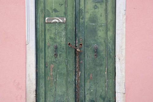 Groene deuren en een roze muur in Venetië 