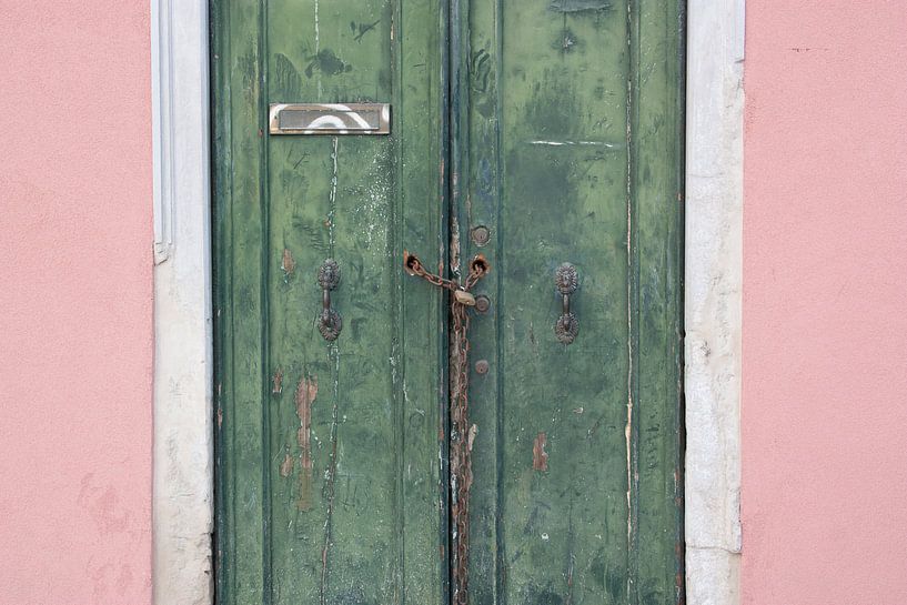 Groene deuren en een roze muur in Venetië  van Danielle Roeleveld
