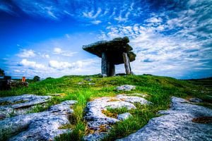 Poulnabrone Dolmen, The Burren, Ireland van Colin van der Bel