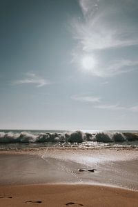 Vagues sur la plage à Faro, Portugal sur Manon Visser