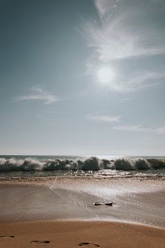 Golven op het strand in Faro, Portugal van Manon Visser