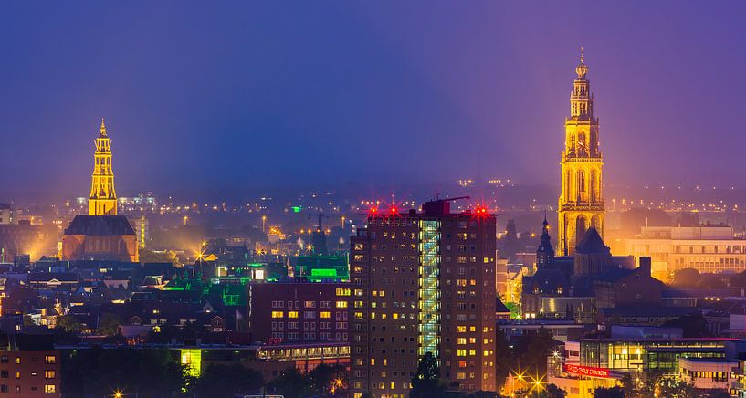 De stad Groningen tijdens het blauwe uur van Henk Meijer Photography