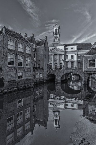 Das Rathaus von Dordrecht an einem sonnigen Nachmittag - schwarz und weiß von Tux Photography