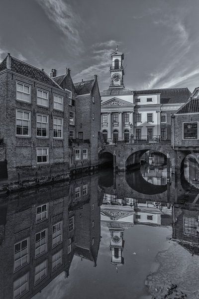 Stadhuis van Dordrecht op een zonnige middag - zwart-wit van Tux Photography