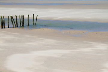 Stranddetail met kleurschakeringen door wind en water van Suzan Baars