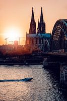 Keulen Zonsondergang bij de Dom van Keulen rechtopstaand
