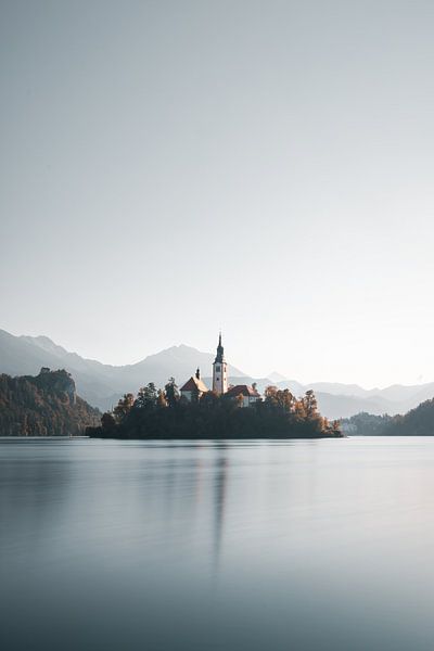 Der Bleder See in den frühen Morgenstunden | Slowenien von Laura Dijkslag