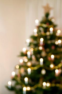 Sfeervolle Kerstboom - compleet uit focus van Marcel Mooij
