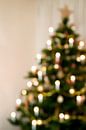 Sfeervolle Kerstboom - compleet uit focus van Marcel Mooij thumbnail