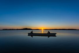 Bateau avec deux personnes au coucher du soleil, port de Thiessow, Rügen sur GH Foto & Artdesign