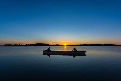 Boot mit zwei Personen bei Sonnenuntergang, Hafen Thiessow, Rügen