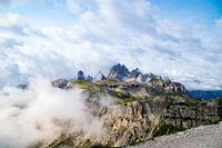 Hoog in de Italiaanse Dolomieten, tussen de wolken