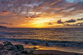 Laniakea Beach op Oahu vlak na zonsondergang.