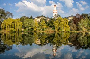 Schloßpark von Bad Homburg mit weißem Turm von Christian Müringer