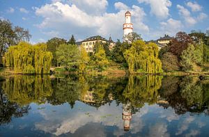 Schloßpark von Bad Homburg mit weißem Turm