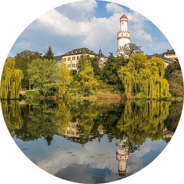 Kasteelpark van Bad Homburg met witte toren van Christian Müringer