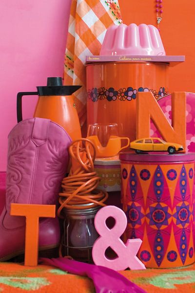 Stilleven met retro en vintage spulletjes in oranje en roze. van Therese Brals