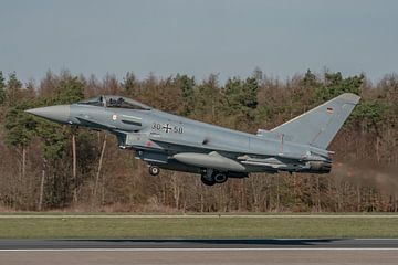 Take-off! Duitse Eurofighter stijgt op met naverbrander van de luchtmachtbasis Wittmund. van Jaap van den Berg