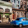 Oldtimer  car in Cuba in het centrum van Havana. van René Holtslag