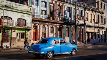 Voiture ancienne à Cuba dans le centre de La Havane. sur René Holtslag