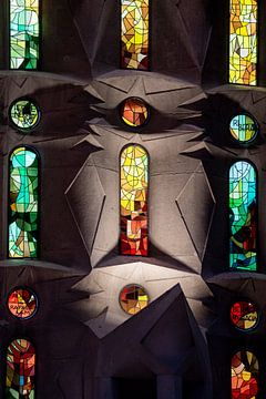 Kleurenspel der Devotie - Glas-in-lood van Sagrada Familia van Femke Ketelaar