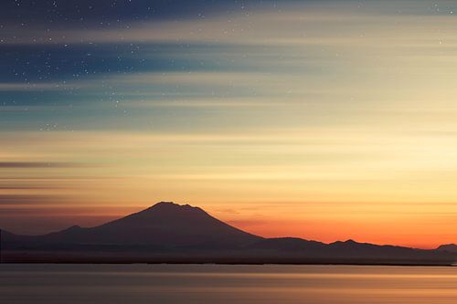 Vulkaan Gunung Agung - Bali in het ochtendlicht van Dirk Wüstenhagen