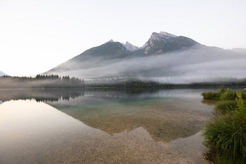 Magischer Sonnenaufgang am Hintersee im Berchtesgadener Land von Jiri Viehmann