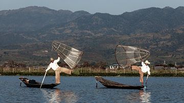 De vissers van Inle Lake in Myanmar van Roland Brack