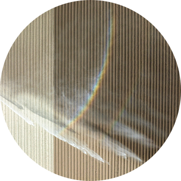 Waterkanon spuit water op een droge akker van boven gezien van Sjoerd van der Wal Fotografie