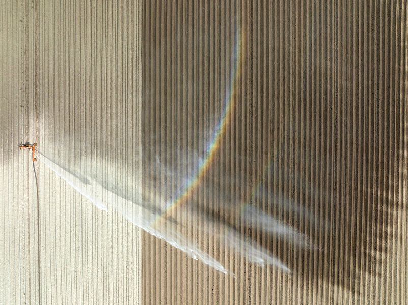 Waterkanon spuit water op een droge akker van boven gezien van Sjoerd van der Wal Fotografie