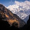 Uitzicht in de bergen van de Himalaya Nepal van Jeroen Cox
