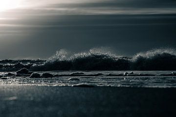 Zonsondergang Noordzeekust Kust Nederland zwart-wit van Martijn Jebbink Fotografie