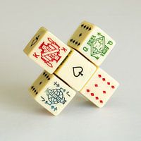 Kreuz aus Pokerwürfeln