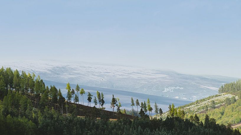 Minimalistischer Bergrücken in Schottland von Marcel van Oene