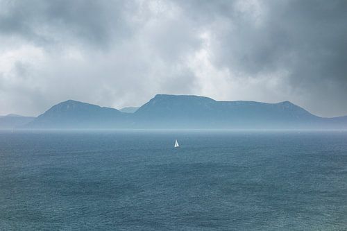 Zeilboot in de regen