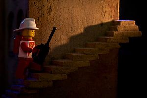 Legopuppe bei Sonnenuntergang