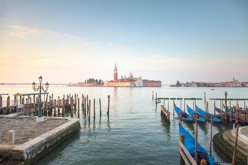 Venetië, San Giorgio Maggiore kerk en gondels bij zonsopgang. Ita